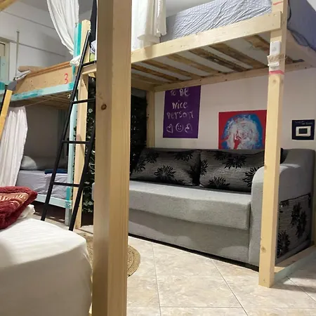 Maison D'artiste Hostel *