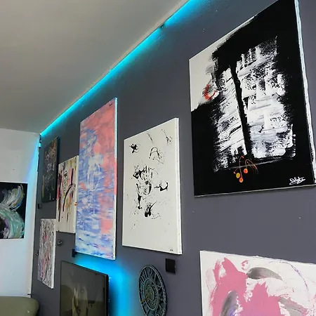 Maison D'artiste Hostel *