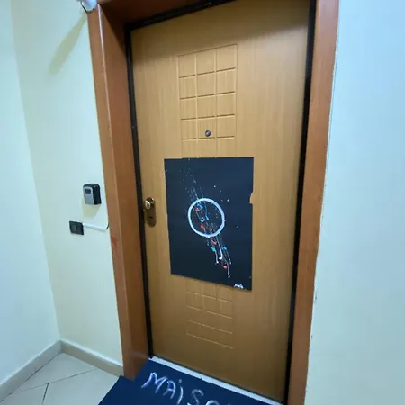 Maison D'artiste Хостел Тирана