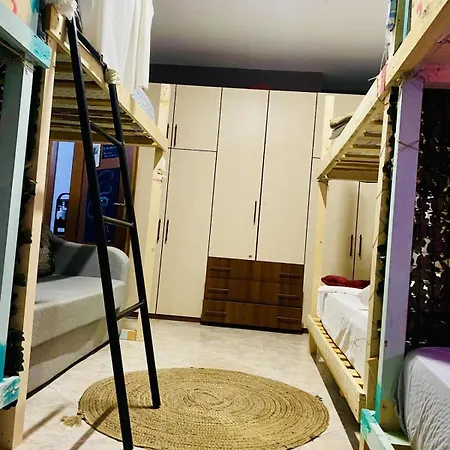 Maison D'artiste Hostel *