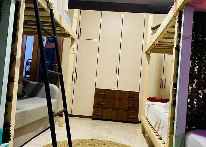 Maison D’artiste Auberge de jeunesse *